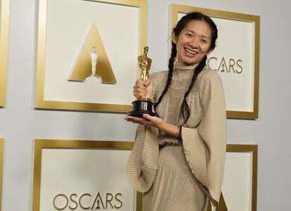 Chloé Zhao muestra su Oscar a mejor dirección por 'Nomadland', película que ha finalizado la gala con tres premios en su haber.