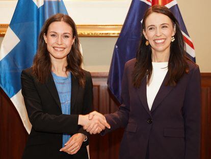 Finland's Prime Minister Sanna Marin (L) shakes hands with New Zealand's Prime Minister Jacinda Ardern during a bilateral meeting in Auckland, New Zealand, on November 30, 2022. (Photo by Diego OPATOWSKI / AFP)