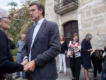 Alberto N&uacute;&ntilde;ez Feij&oacute;o durante una visita, este viernes, a su pueblo natal.