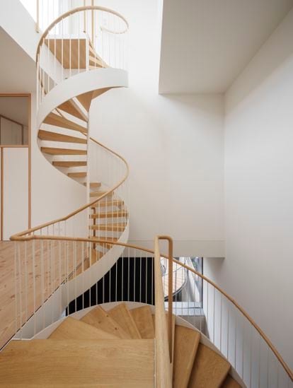 La escalera helicoidal no continua conecta los tres niveles de la vivienda.  