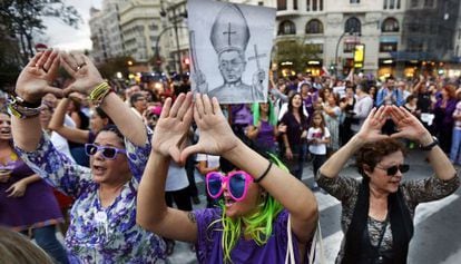 Participantes en la manifestaci&oacute;n celebrada este domingo en Valencia para celebrar la retirada de la ley de Gallard&oacute;n.