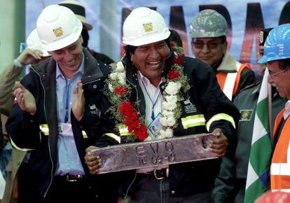 Morales sostiene un lingote de plomo el pasado 10 de septiembre en Potos&iacute; (Bolivia). 