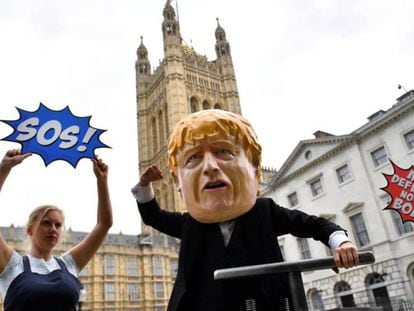Protesta en el Parlamento británico contra un Brexit sin acuerdo, este miércoles en Londres. En vídeo, momento en el que el diputado deserta y deja a Johnson sin mayoría parlamentaria.