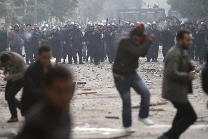 Manifestantes antigubernamentales retroceden ante una carga de la policía antidistrubios, ayer en el centro el El Cairo.