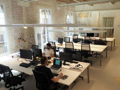 Gente trabajando con ordenadores en Pier03, un nuevo espacio de innovación y desarrollo de empresas tecnológicas desarrollado por la asociación Barcelona Tech City.