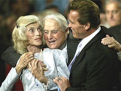 Schwarzenegger (derecha), con sus suegros, Sargent y Eunice, en Los Ángeles, tras conocer el resultado.