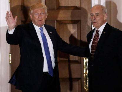 El general John Kelly (dcha.) posa junto a Donald Trump el pasado 20 de noviembre.