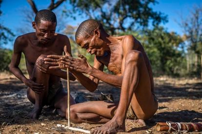 Um homem acende uma fogueira no Ju / 'Hoansi Living Museum em Grashoek, Namíbia, em maio de 2016.