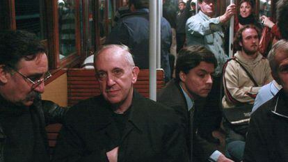 El entonces cardenal Bergoglio (ahora papa Francisco) en el metro de Buenos Aires, en 2008.