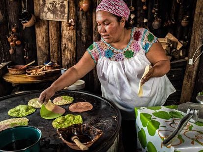 Una mujer cocina tortillas en la Ciudad de M&eacute;xico.
