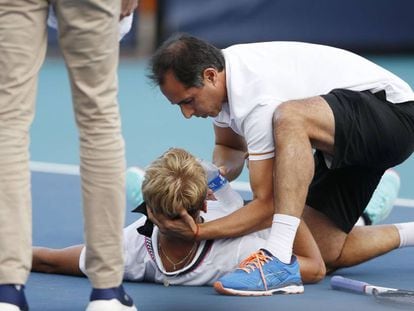 El tenista español Nicola Kuhn es atendido durante el partido de primera ronda en el torneo de Miami.