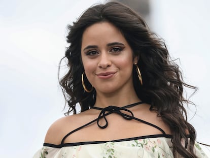 La cantante y actriz Camila Cabello en la Semana de la Moda de París el 3 de octubre de 2021.