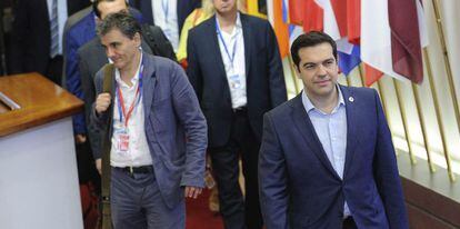  El primer ministro girego, Alexis Tsipras (centro), seguido de su ministro de Finanzas (izquierda), Euclides Tsakalotos.
