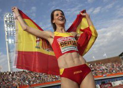 La española Ruth Beitia celebra su victoria en la final de salto de altura femenino, con un salto de 1,98 metros, durante los Campeonatos Europeos de Atletismo en el estadio Olímpico de Amsterdam en Holanda.