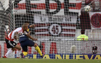 Ricardo Centurion (segundo por la izquierda), del Boca Juniors, marca el cuarto gol del equio frente al River Plate.