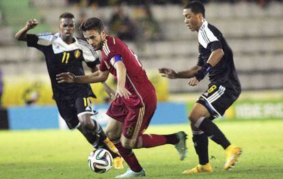 Saúl conduce el balón en el amisoto contra Bélgica.