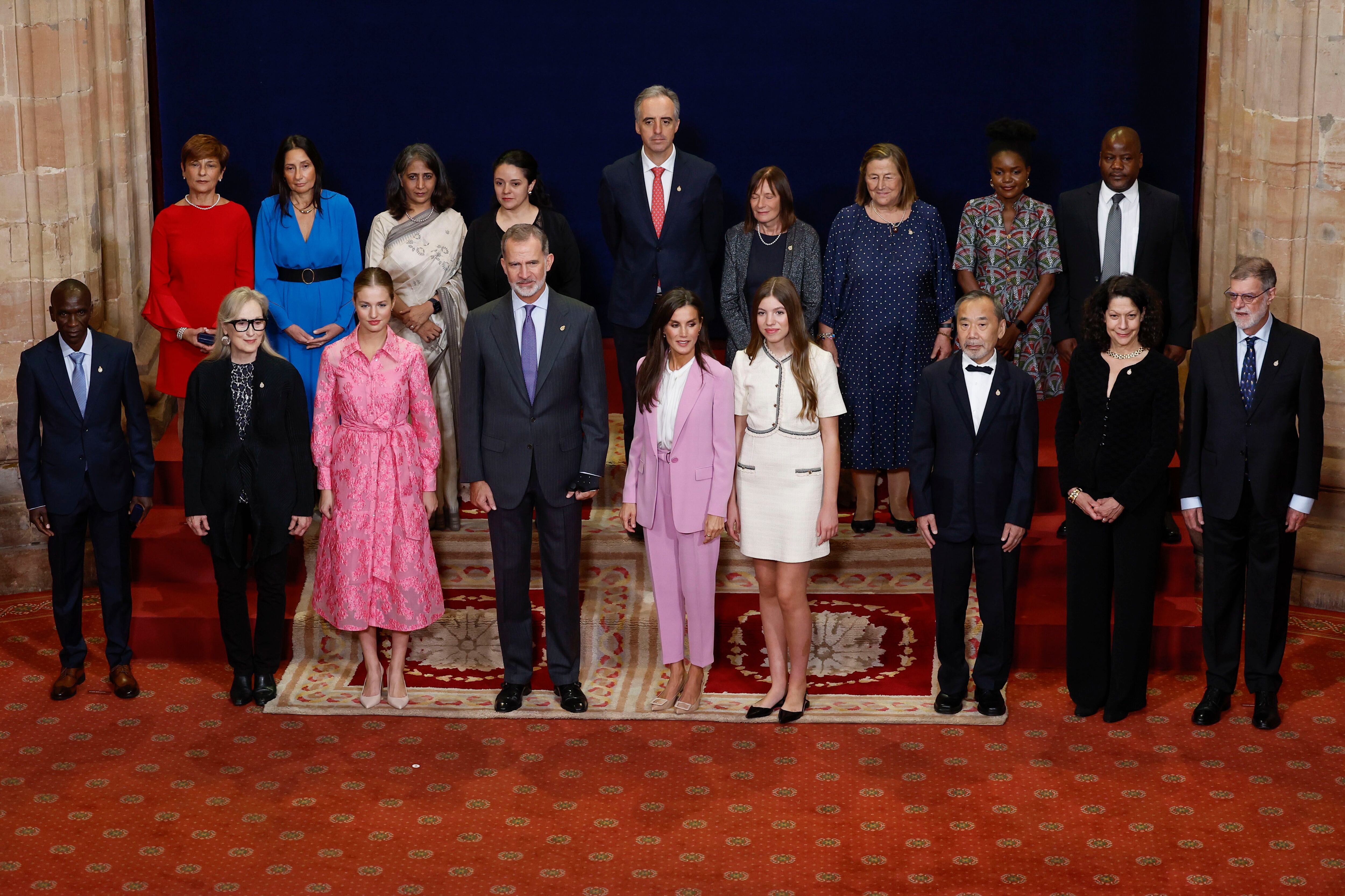 La Familia Real recibía este viernes en audiencia a los galardonados con los Premios Princesa de Asturias, en el hotel de la Reconquista de Oviedo.