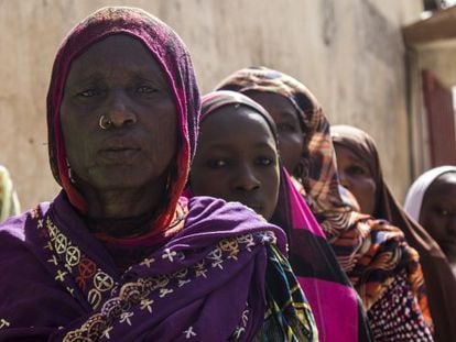 Mujeres desplazadas en un punto de distribución de ayuda del CICR en Maiduguri, Nigeria.