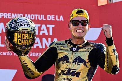 El éxito definitivo le llega después de seis temporadas remando en la clase intermedia, donde se ha fraguado un camino alternativo hasta MotoGP. 