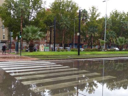 Una mujer cruza una avenida de Murcia el pasado septiembre. En vídeo, imágenes de las inundaciones en el municipio de Los Alcázares.