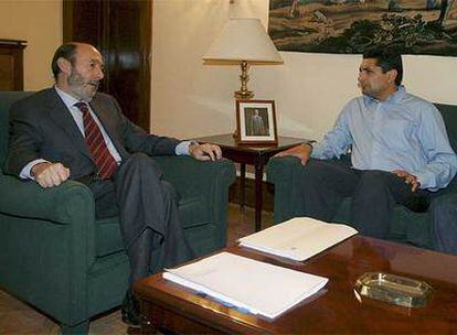 El ministro del Interior, Alfredo Pérez Rubalcaba, conversa con Juan José Cortés.