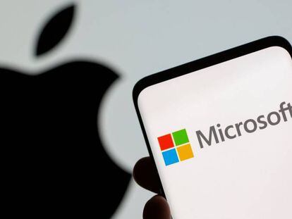 Logo de Microsoft en un smartphone y logo de Apple.