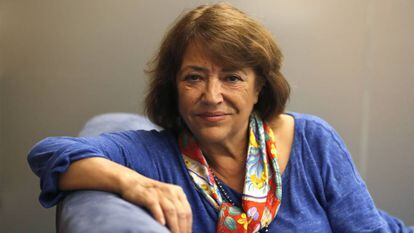 Marcela Serrano, escritora chilena, en la redacci&oacute;n de EL PA&Iacute;S en octubre.
 