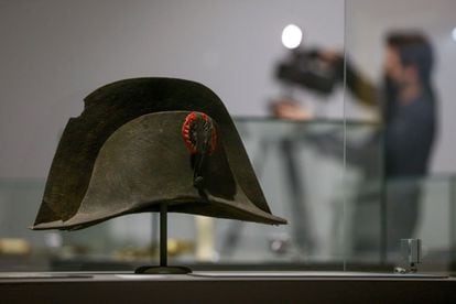 El icónico sombrero que perteneció a Napoleón y que se puede ver estos días en una exposición en Waterloo (Bélgica).