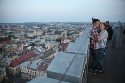 Vistas de la ciudad ucrania de Lviv desde una azotea mirador.