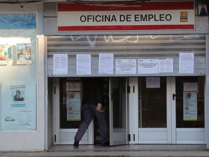 Un hombre entra en una oficina de empleo de Madrid.