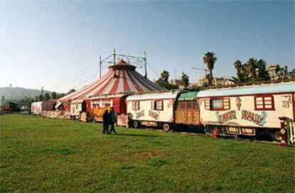 El circo Raluy ha instalado sus tradicionales carromatos en el Moll de la Fusta.