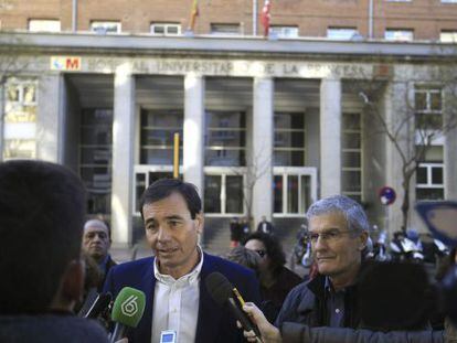 Tom&aacute;s G&oacute;mez, tras su visita al Hospital de La Princesa de Madrid.