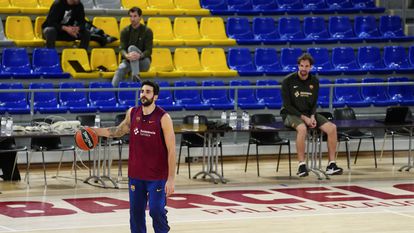 El base Ricky Rubio se entrena bajo la mirada del entrenador del FC Barcelona, Roger Grimau.