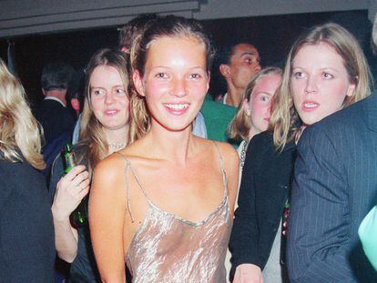 La modelo Kate Moss, con un vestido transparente en 1993.