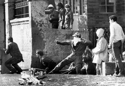 Enfrentamientos entre la policía y trabajadores del astillero Euskalduna, en Bilbao, tras el anuncio de despido de 8.000 empleados, el 26 de octubre de 1984. 
