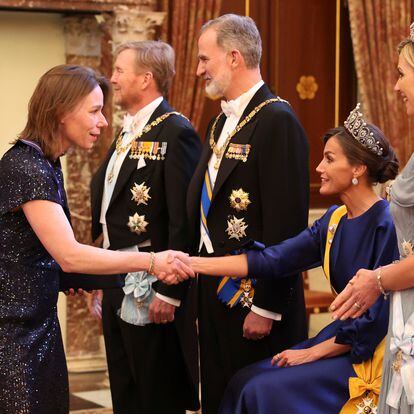 La reina Letizia, segunda por la derecha, participa sentada en el besamanos previo a la cena de gala que ofrecen los reyes de Holanda en el Palacio Real de Ámsterdam este miércoles. 
