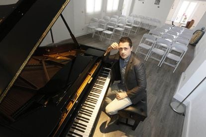 El pianista Eduardo Frías posa el martes en la estancia de su casa en la que se celebran los conciertos.