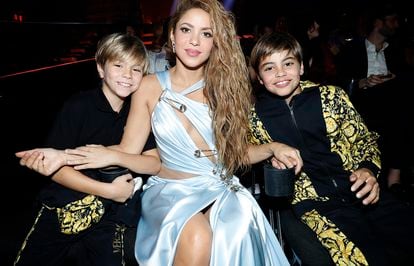 Sasha Piqué, Shakira y Milan Piqué. La cantante estuvo acompañada de sus hijos durante toda la gala.