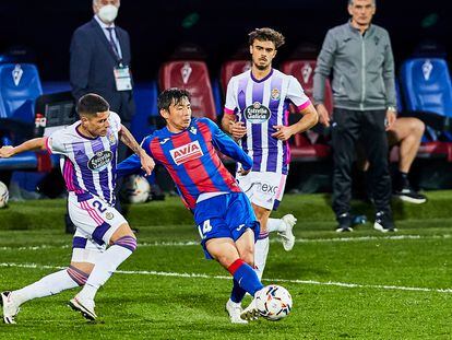 Takashi Inui , del Eibar, en una acción del partido contra el Valladolid.