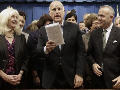 El gobernador de California, junto con l&iacute;deres republicanos y dem&oacute;cratas, celebra la aprobaci&oacute;n de la nueva regulaci&oacute;n sobre el agua, el 13 de agosto.