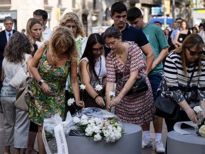 Ofrenda floral durante el homenaje a las victimas del atentado de La Rambla de Barcelona del 17 de agosto de 2017, este jueves.