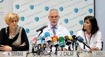 El director del programa de reproducción asistida de Puigvert- Sant Pau, el doctor Joaquim Calaf, acompañado de su homóloga de Teresa Ramón y Cajal y Nuria Terribas durante la rueda de prensa en la que han presentado hoy el nacimiento del primer bebé libre de una mutación que provoca cáncer de mama.