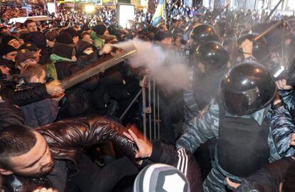 Enfrentamientos entre manifestantes y la policía ucraniana en el exterior de la sede del Gobierno en Kiev, 25 de noviembre de 2013.
