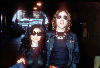 Yoko Ono y John Lennon paseando por Nueva York en 1979.

 