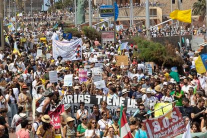 Miles de personas protestan este sábado contra el turismo de masas en Las Palmas de Gran Canaria, donde se han concentrado en torno a 14.000 personas.