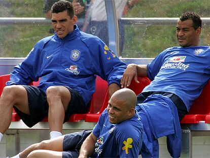 Ronaldo se relaja junto a Lucio (izquierda) y Cafú.