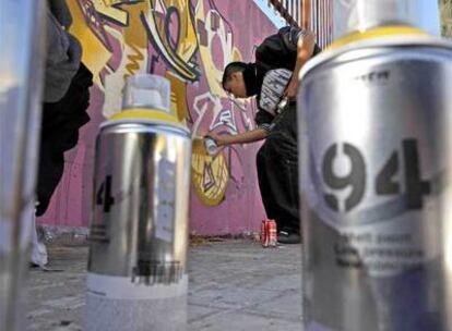 Un alumno hace un <i>graffiti</i> inspirado en las matemáticas en una de las actividades de la IX Semana de la Ciencia de Madrid.