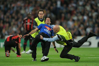 Antes del comienzo del partido, un espectador del Bernabéu saltó al césped pero fue rápidamente interceptado por los servicios de seguridad del estadio madridista.