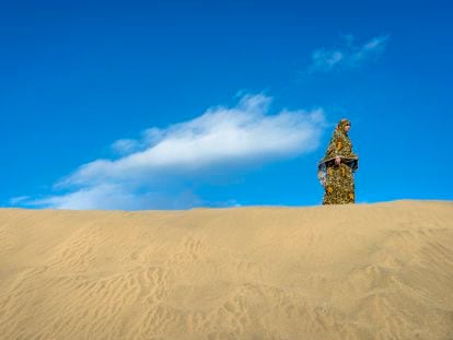 Marzo de 21021 - Aminatou Haidar fotografiada en una duna de Maspalomas, al sur de Gran Canaria - ©Alfredo Cáliz