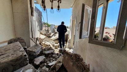 Un edificio dañado en Trípoli por los bombardeos de las fuerzas de Jalifa Hafter, el pasado mayo.